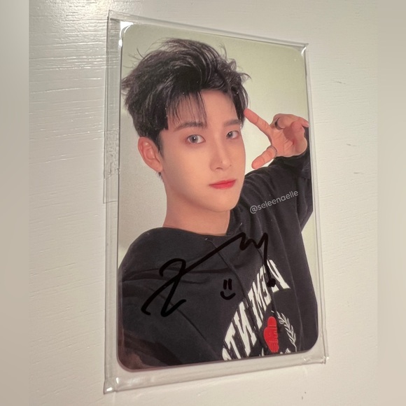 XIKERS JUNMIN SIGNED OFFICIAL PHOTOCARD - Picture 2 of 2